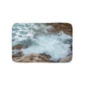 岩海岸の海泡立つ波 バスマット (正面)