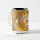 岩石の中のアンモニア鉱その他の化石 ツートーンマグカップ (正面左)