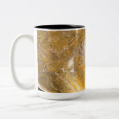 岩石の中のアンモニア鉱その他の化石 ツートーンマグカップ (左)