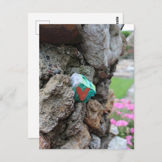 岩絵を描の壁に隠された小さなハートの岩 ポストカード (正面/裏面)