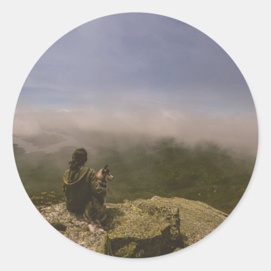 岩肌の犬と女 ラウンドシール (正面)