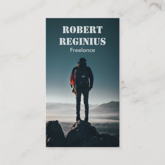 岩運層に立つ人間のリュック 名刺 (正面)