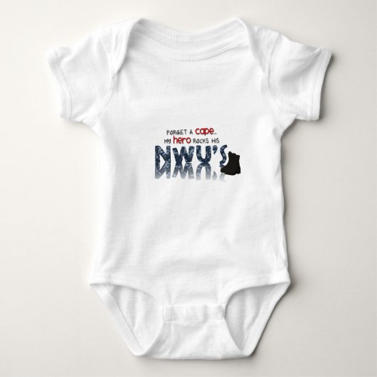 岬を忘れて下さい-私の英雄はNWUを身に着けています ベビーボディスーツ (正面)