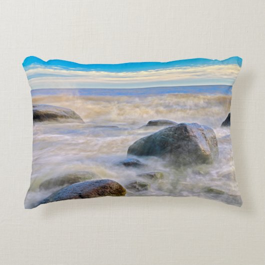 岸の岩に砕ける波 アクセントクッション (正面)