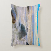 岸の岩に砕ける波 アクセントクッション (正面(垂直))