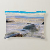 岸の岩に砕ける波 アクセントクッション (裏面)