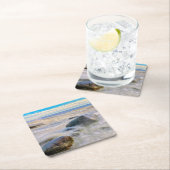 岸の岩に砕ける波 スクエアペーパーコースター (インサイチュ)