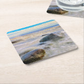 岸の岩に砕ける波 スクエアペーパーコースター (アングル)