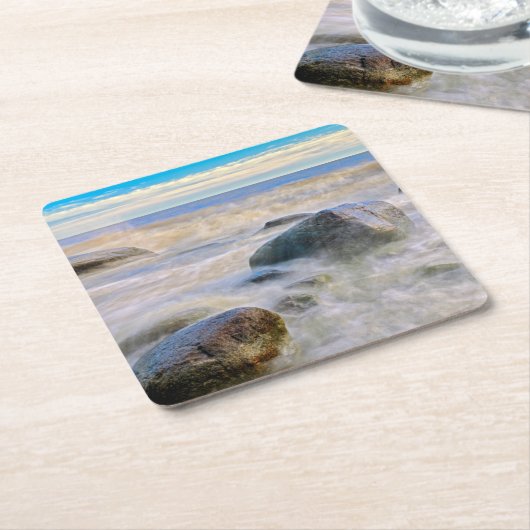 岸の岩に砕ける波 スクエアペーパーコースター (アングル)