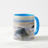 岸の岩に砕ける波 マグカップ (正面右)