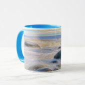 岸の岩に砕ける波 マグカップ (正面左)