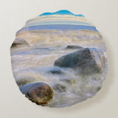 岸の岩に砕ける波 ラウンドクッション (裏面)