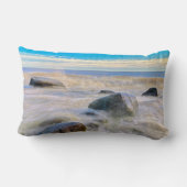 岸の岩に砕ける波 ランバークッション (裏面)