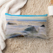 岸の岩に砕ける波 ランバークッション (ブランケット)