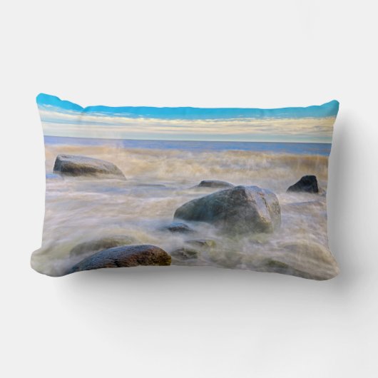 岸の岩に砕ける波 ランバークッション (正面)