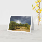 峡谷の風景の上の嵐の雲 カード (黄色い花)