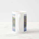 島および雲の影-骨灰磁器のマグ ボーンチャイナマグカップ (裏面)