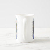 島および雲の影-骨灰磁器のマグ ボーンチャイナマグカップ (裏面)