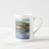 島および雲の影-骨灰磁器のマグ ボーンチャイナマグカップ (右)