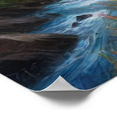 崖に囲まれた渓谷に浮かぶ小川の物語 ポスター (角)