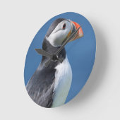 崖のニシツノメドリ(Fratercula Arctica) ラウンド壁時計 (傾斜)