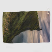 崖の端のタオルに立っている人々のグループ ゴルフタオル (横)