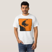崖の警告-危険をハイキングすること Tシャツ (正面フル)