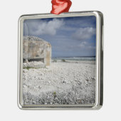 崩れ落ちるバンカー メタルオーナメント (左)