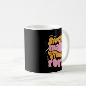 嵐が強い根を作る – レジリエンスタイポグラフィ コーヒーマグカップ (正面右)