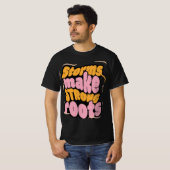 嵐が強い根を作る – レジリエンスタイポグラフィ Tシャツ (正面フル)