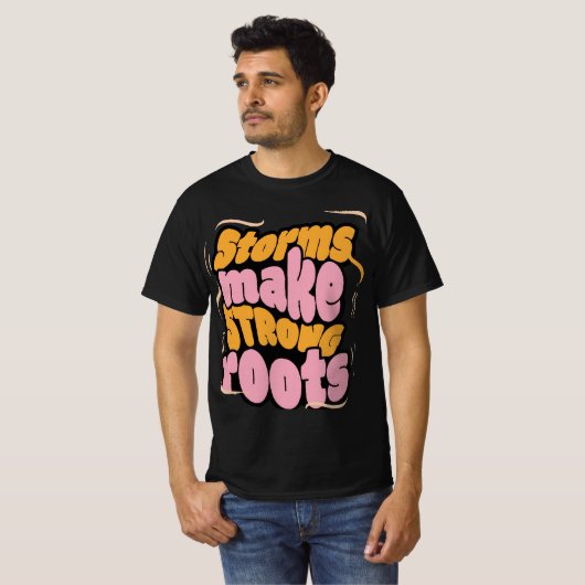 嵐が強い根を作る – レジリエンスタイポグラフィ Tシャツ (正面フル)
