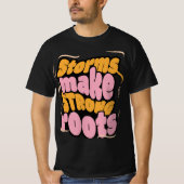 嵐が強い根を作る – レジリエンスタイポグラフィ Tシャツ (正面)