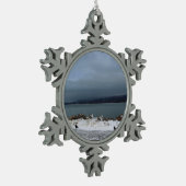 嵐に一緒に勇敢に立ち向かいます スノーフレークピューターオーナメント (左)