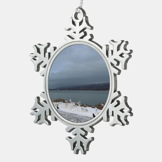 嵐に一緒に勇敢に立ち向かいます スノーフレークピューターオーナメント (右)