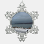 嵐に一緒に勇敢に立ち向かいます スノーフレークピューターオーナメント (正面)