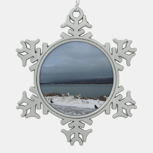 嵐に一緒に勇敢に立ち向かいます スノーフレークピューターオーナメント (正面)