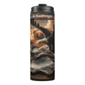 嵐に包まれた山の空の中に止まったワシ タンブラー (正面)