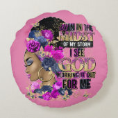 嵐の中で女王ブラックメラニン女性の茶色の肌 ラウンドクッション (裏面)
