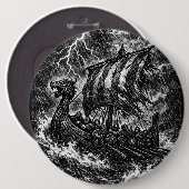 嵐の中のヴァイキングの長船 — インクサガアート 缶バッジ (正面&裏面)