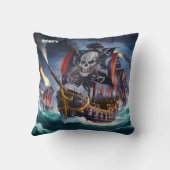 嵐の夕暮れ海の海賊船 クッション (裏面)