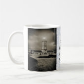 嵐の夜の古い灯台 コーヒーマグカップ (左)