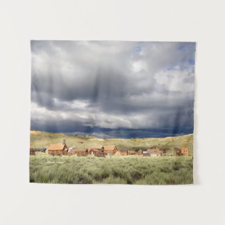 嵐の空のBodieのゴーストタウンの概観 タペストリー