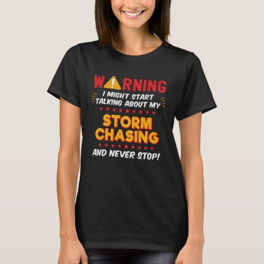 嵐の追いかけ天気予報のことわざジョークグラフィック Tシャツ (正面)