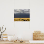 嵐の雲と草の茂った草原の道路 ポスター (キッチン)