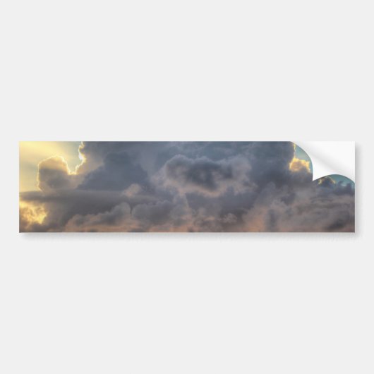 嵐の雲に照らされた夕日 バンパーステッカー (正面)