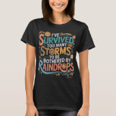 嵐を乗り越えたTシャツ - かわいいグラフィックTシャツ Tシャツ (正面)