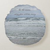 嵐威厳のあるの空の下の波のある海 ラウンドクッション (正面)