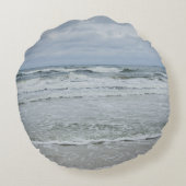 嵐威厳のあるの空の下の波のある海 ラウンドクッション (裏面)