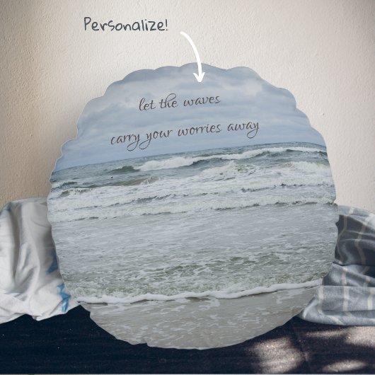 嵐威厳のあるの空の下の波のある海 ラウンドクッション