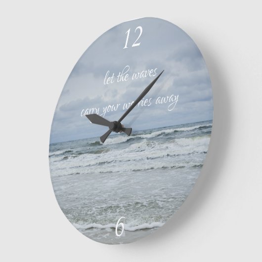 嵐威厳のあるの空の下の波のある海 ラージ壁時計 (傾斜)